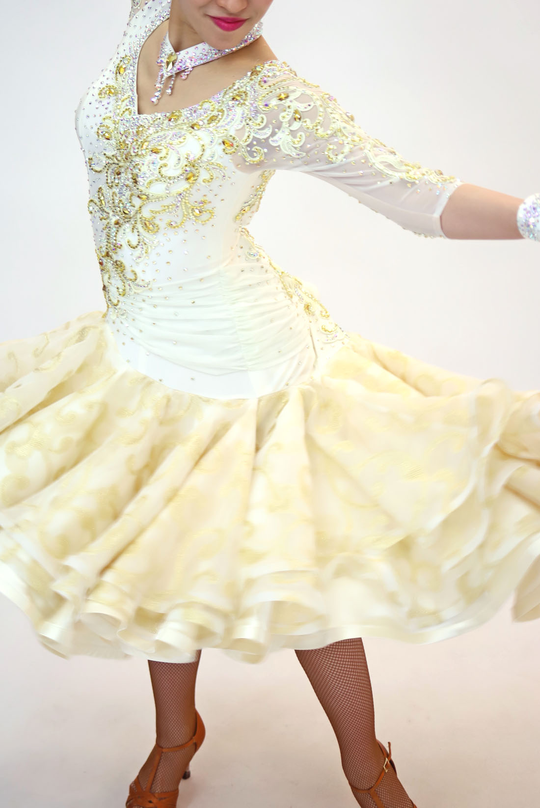 オフホワイト・ゴールド・白色の社交ダンス衣装・ドレス、ラテン用ドレス