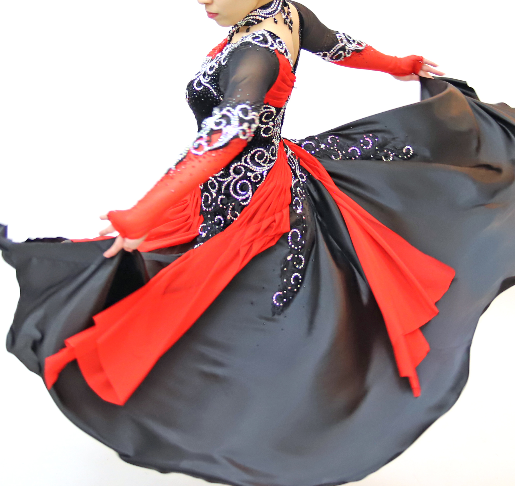 赤・黒色の社交ダンス衣装・ドレス、パソドブレ用ドレス