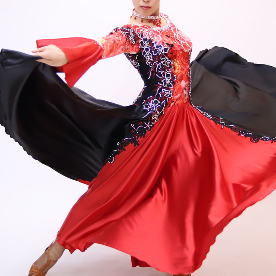 赤・黒色の社交ダンス衣装・ドレス、パソドブレ用ドレス