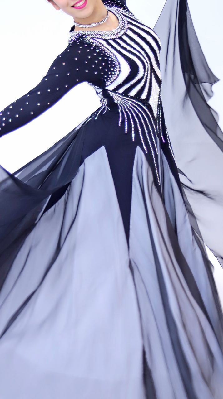 黒・白色の社交ダンス衣装・ドレス、スタンダード・モダン用ドレス